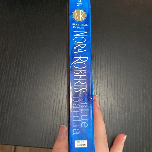 Nora Robert’s - Blue Dahlia - Picture 3 of 6